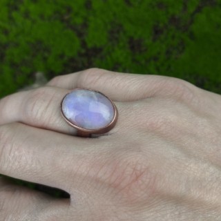 Pierścionek z kamieniem księżycowym Ealys