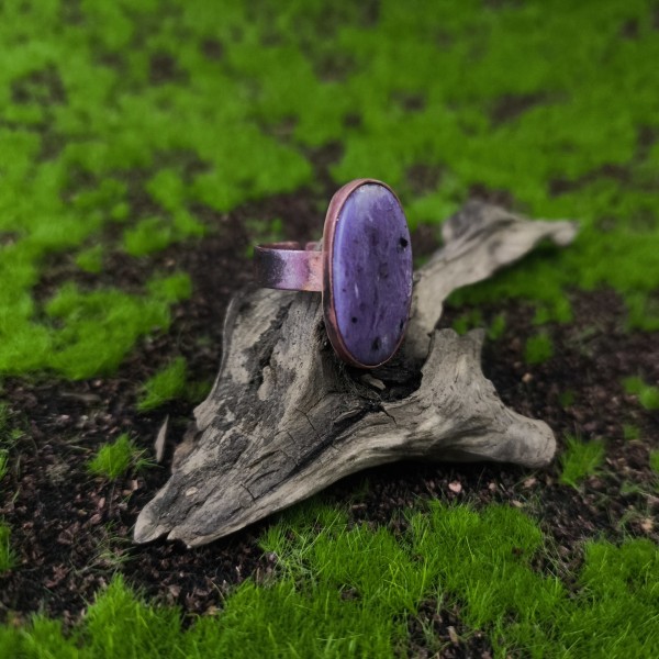 Pierścionek z czaroitem Leokais